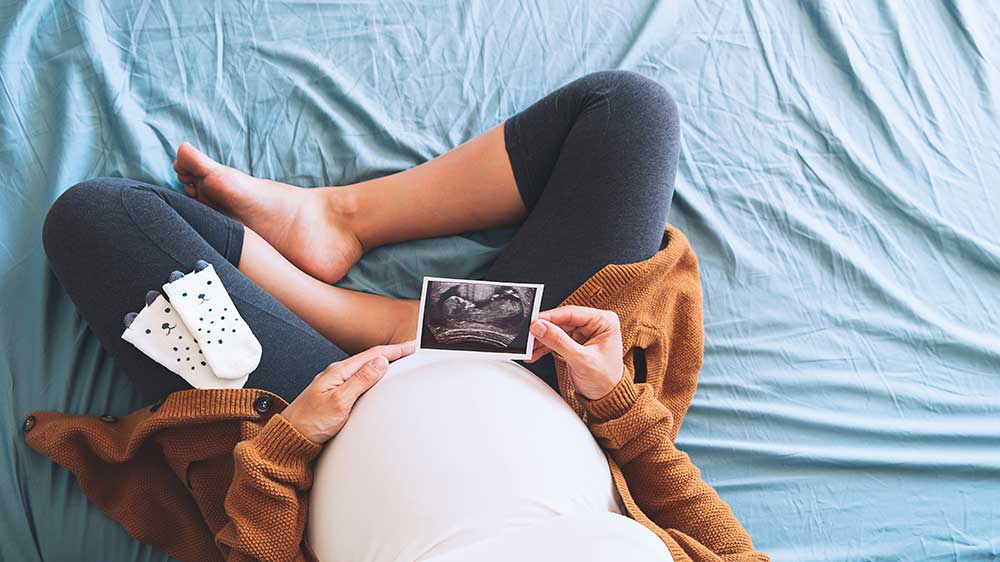 pregnant woman looking at sonogram